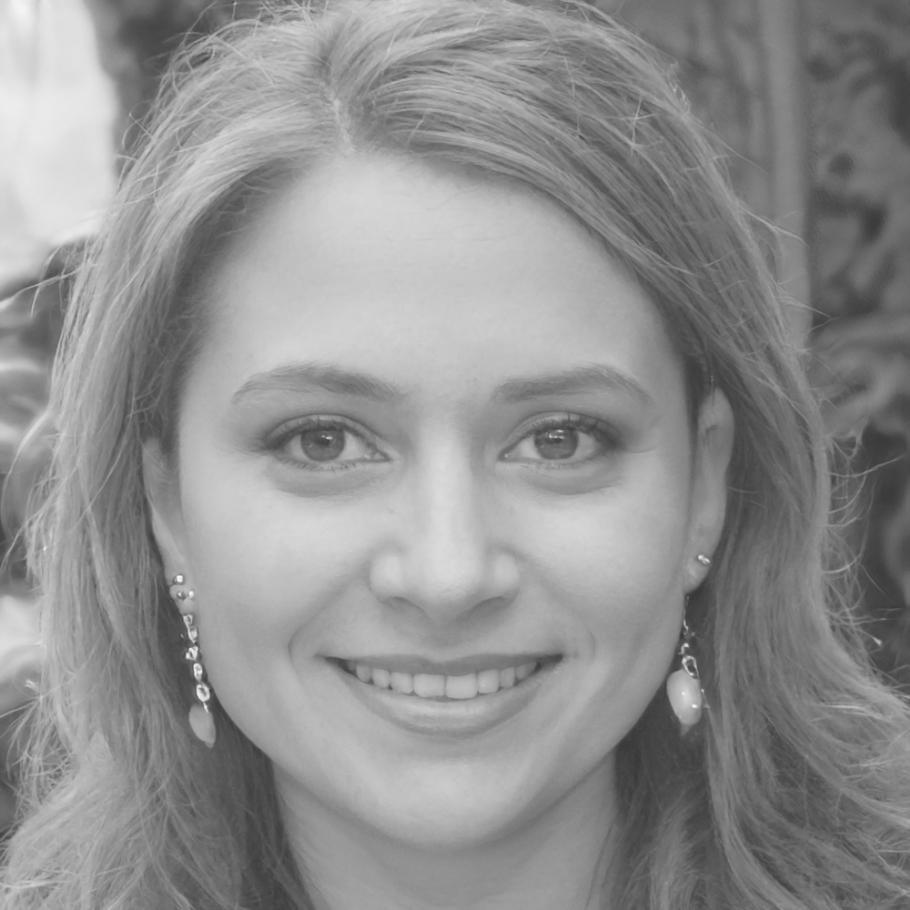 Instructora especializada en finanzas durante sesión de mentoría personalizada