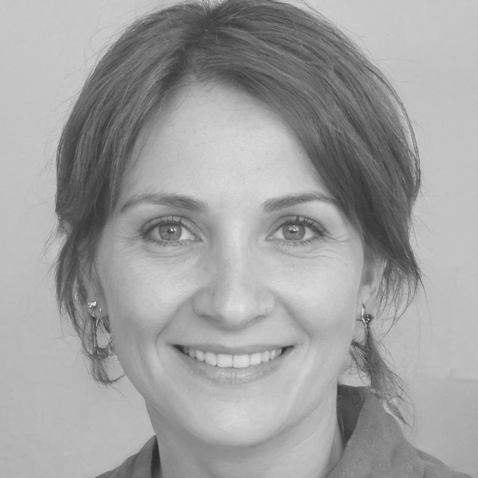 Elena Martínez, Analista Senior